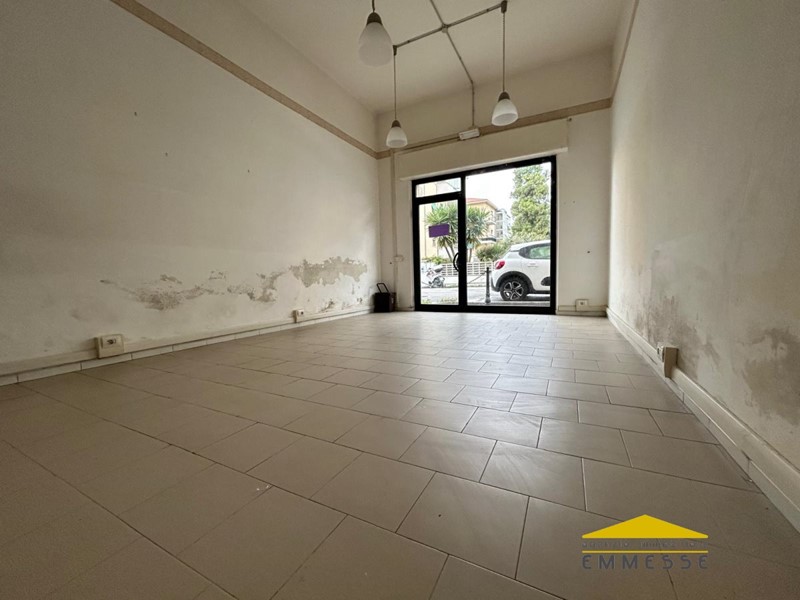 Negozio in Affitto a Massa, 600€, 45 m²