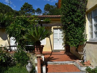 Casale in Vendita a Camaiore, 850'000&euro;, 450 m², arredato, con Box