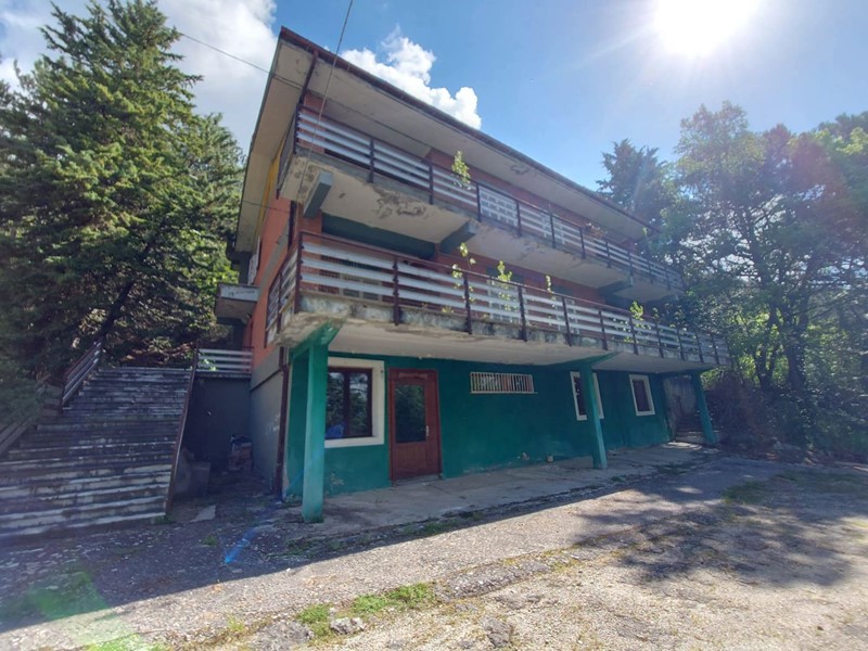 Villa bifamiliare in Vendita a Pizzoli, 120'000&euro;, 385 m²