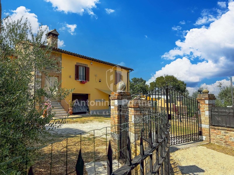 Casa Indipendente in Vendita a Gualdo Cattaneo, 398'000€, 536 m²
