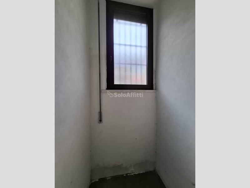 Attività commerciale in Affitto a Santa Croce sull'Arno, 1'000€, 125 m²