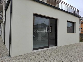 Attività commerciale in Affitto a Santa Croce sull'Arno, 1'000€, 125 m²