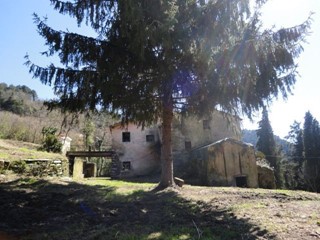 Casa Indipendente in Vendita a Seravezza, 180'000&euro;, 300 m²