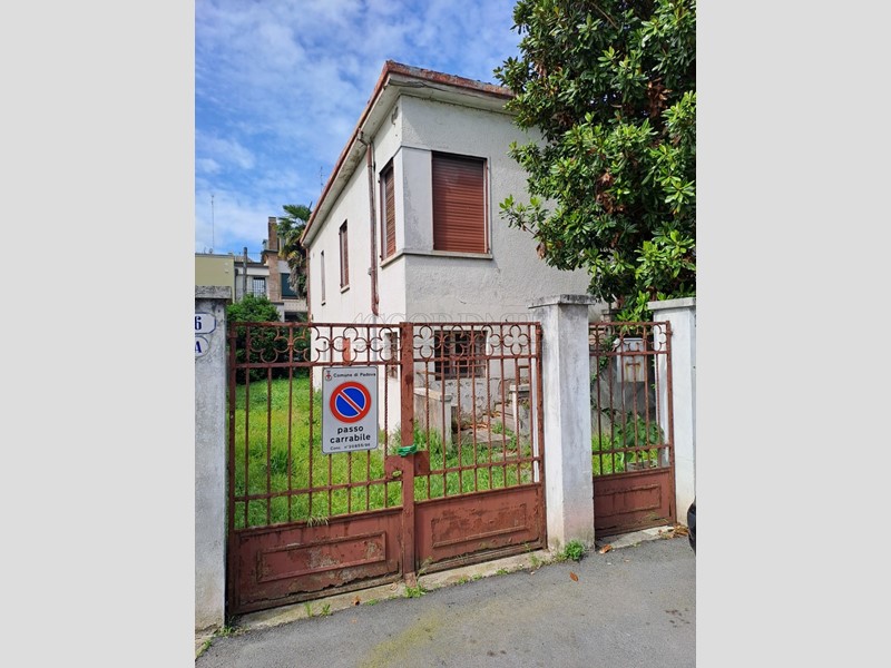 Casa Indipendente in Vendita a Padova, 245'000€, 180 m², con Box