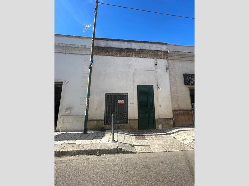 Casa Indipendente in Vendita a Salve, zona via Roma 295, 87'000€, con Box