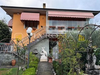 Villa in Vendita a Pescaglia, zona Monsagrati, 295'000€, 200 m², arredato, con Box