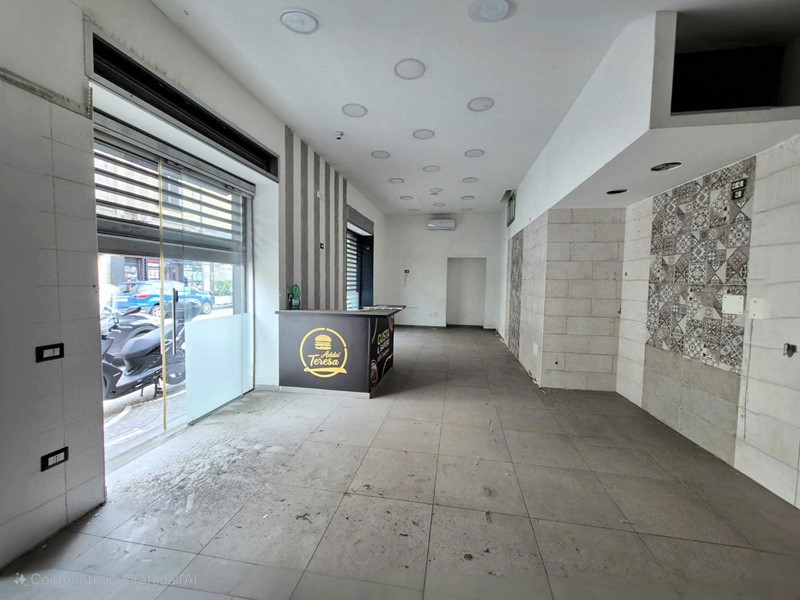 Attività commerciale in Affitto a Caivano, 750€, 60 m²
