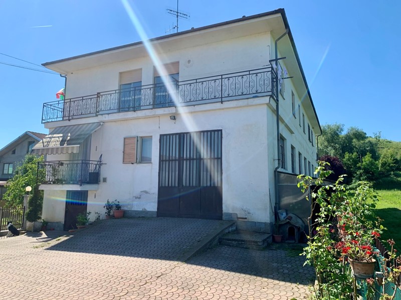 Casa Semi Indipendente in Vendita a Dogliani, 168'000€, 330 m²