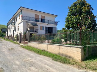 Casa Semi Indipendente in Vendita a Dogliani, 168'000€, 330 m²
