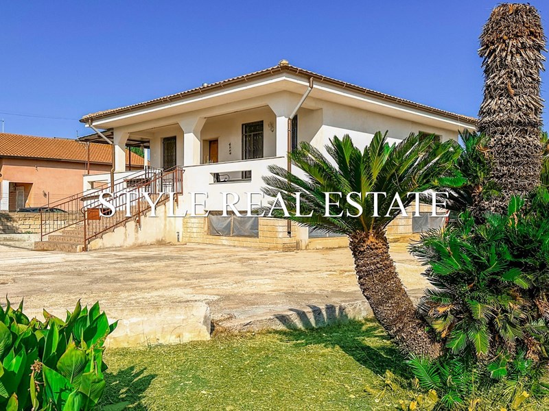 Villa in Vendita a Siracusa, zona Fanusa, 165'000€, 119 m²