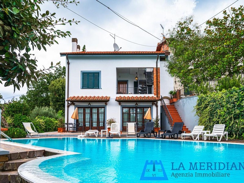 Villa in Vendita a Lamporecchio, 370'000€, 280 m², arredato