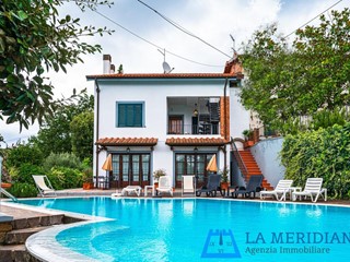 Villa in Vendita a Lamporecchio, 370'000€, 280 m², arredato