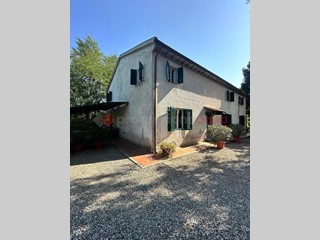 Casale in Vendita a Fauglia, 495'000€, 330 m²