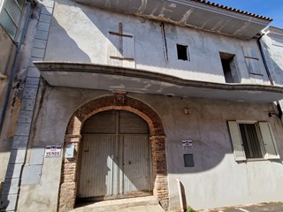 Casa Indipendente in Vendita a Mondragone, zona Via Trento, 149'000€, 210 m²