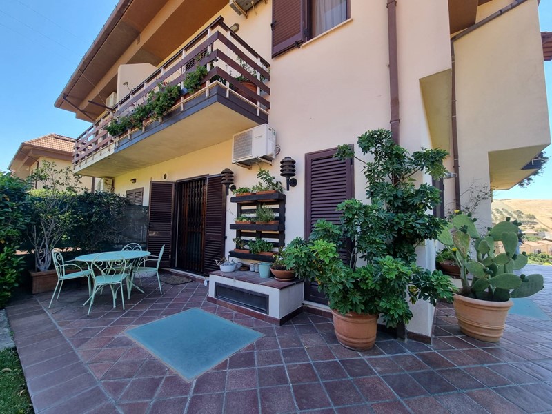 Villetta a schiera in Vendita a Catanzaro, zona Santa Maria, 350'000€, 300 m²