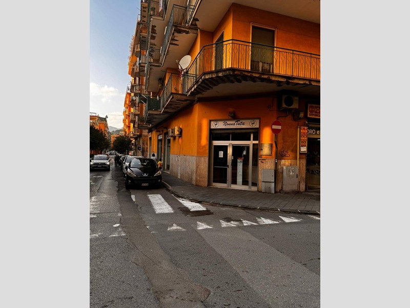 Immobile commerciale in Affitto a Salerno, zona TORRIONE, 1'400€, 125 m²