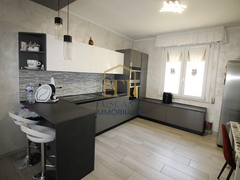 Quadrilocale in Vendita a Colle di Val D'Elsa, zona Le Grazie, 230'000€, 90 m², con Box