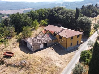 Casale in Vendita a Pomarance, 290'000€, 321 m², con Box