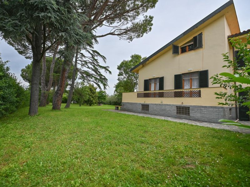 Villa bifamiliare in Vendita a Crespina Lorenzana, zona Cenaia, 395'000€, 329 m², con Box