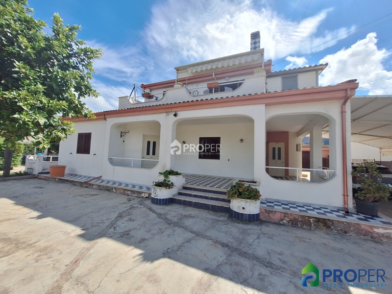 Villa in Vendita a Carini, 260'000€, 254 m²