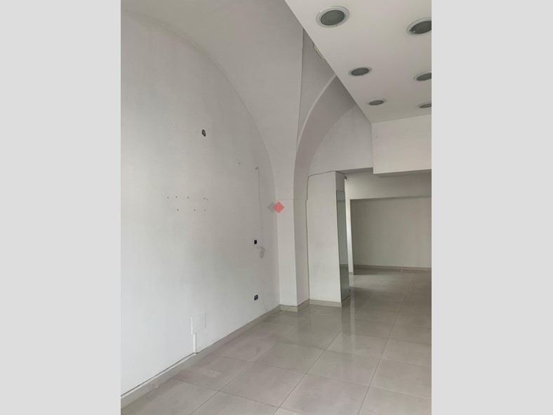 Negozio in Affitto a Grottaglie, 550€, 40 m²