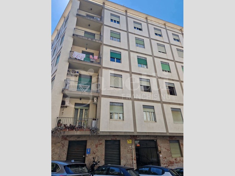 Ufficio in Vendita a Messina, 125'000€, 241 m²