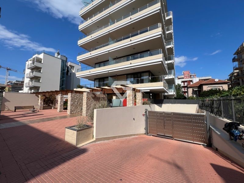 Bilocale in Vendita a Pietra Ligure, 420'000€, 55 m², con Box