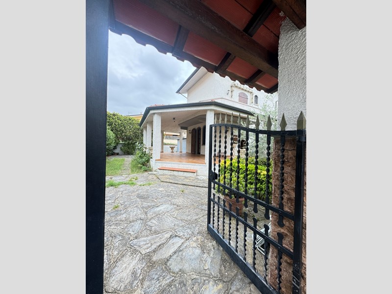 Casa Indipendente in Vendita a Viareggio, zona Torre Del Lago Puccini, 375'000€, 245 m²