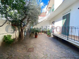 Casa Indipendente in Vendita a Giugliano in Campania, 269'000€, 175 m²