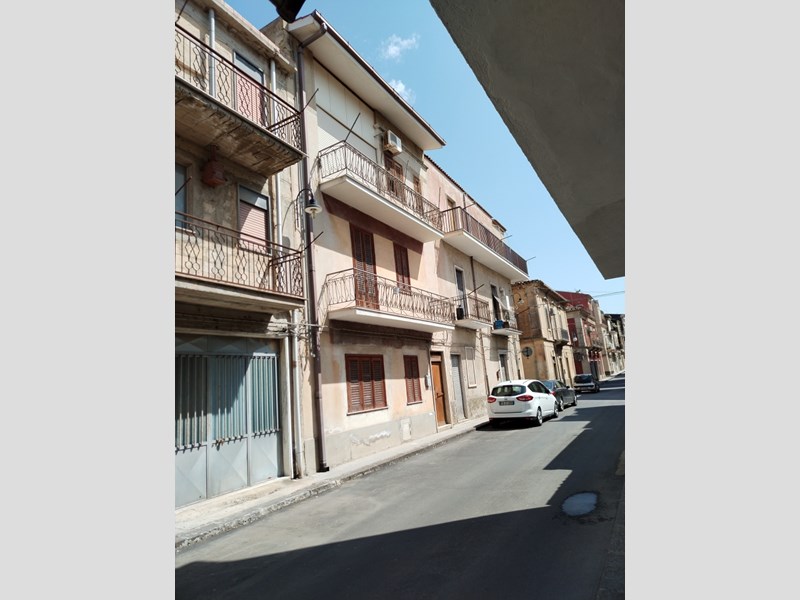 Casa Indipendente in Vendita a Grammichele, zona via XXIV Maggio, 36'000€, 160 m²