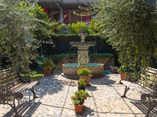 Casa Indipendente in Vendita a Roma, zona Ciampino, 990'000€, 350 m²