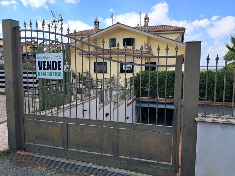 Casa Semi Indipendente in Vendita a Guidonia Montecelio, zona Marco Simone, 340'000€, 200 m², con Box