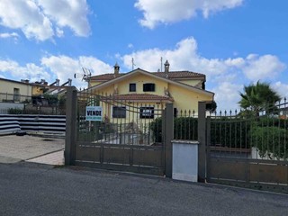Casa Semi Indipendente in Vendita a Guidonia Montecelio, zona Marco Simone, 340'000€, 200 m², con Box