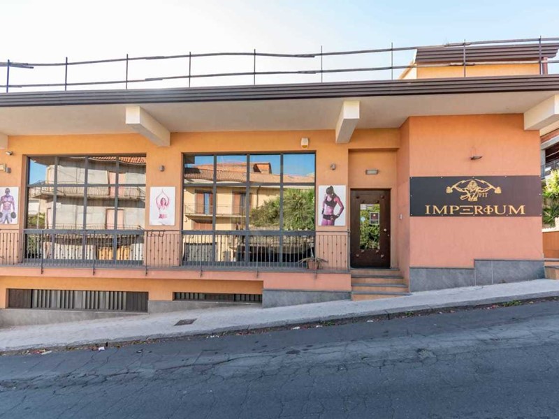 Immobile commerciale in Vendita a Belpasso, zona Sant' Antonio, 158'000€, 270 m²