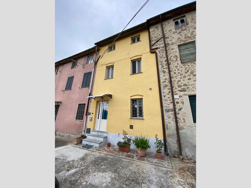 Casa Indipendente in Vendita a Capannori, zona Segromigno In Piano, 160'000&euro;, 85 m²