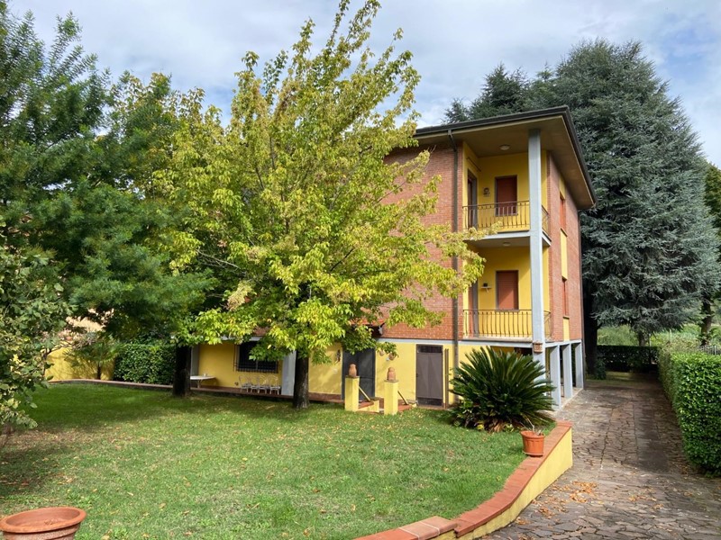 Villa in Vendita a Lucca, zona Sesto di Moriano, 370'000€, 340 m², arredato, con Box