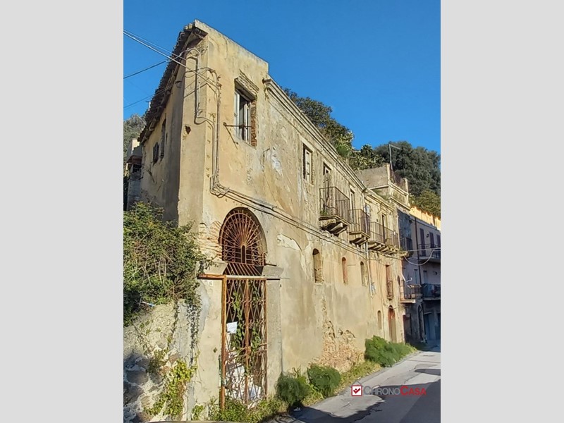 Casa Semi Indipendente in Vendita a Messina, 29'000€, 240 m²