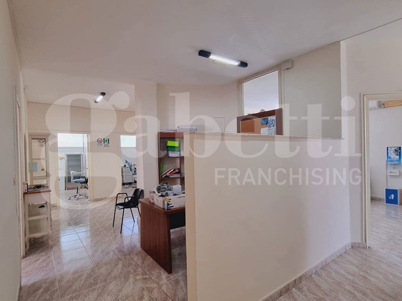 Ufficio in Vendita a Ugento, 100'000€, 170 m²