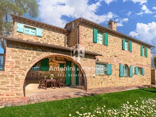 Casa Indipendente in Vendita a Città della Pieve, 1'100'000€, 335 m²