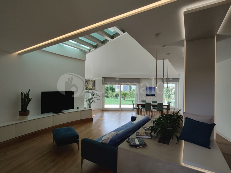 Casa Indipendente in Vendita a Anzio, 980'000€, 250 m², con Box