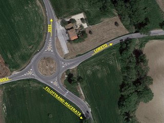 Immobile commerciale in Vendita a Jesi, 202'000€, 261 m²