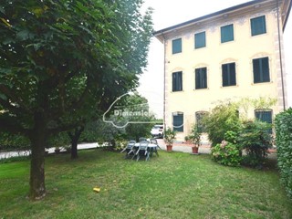 Villa in Vendita a Capannori, zona Marlia, 730'000€, 380 m²