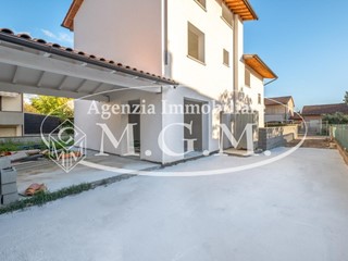Villa bifamiliare in Vendita a Bientina, 385'000€, 150 m²