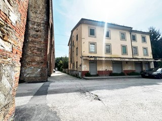 Immobile commerciale in Vendita a Capannori, zona Guamo, 100'000€, 100 m²