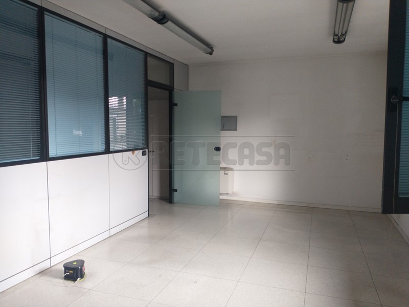 Capannone in Vendita a Thiene, 1420 m²