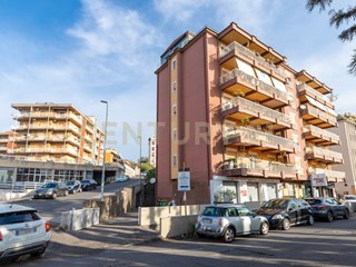Immobile commerciale in Vendita a Tremestieri Etneo, 84'000€, 120 m²
