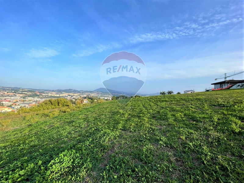 Terreno edificabile in Vendita a Ancona, zona Candia, 133'100€, 1200 m²