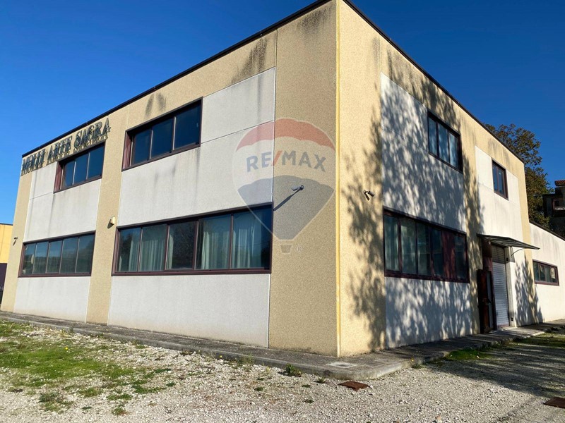 Capannone in Vendita a Roccabascerana, 600'000€, 1000 m²