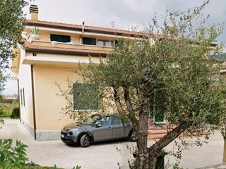 Villa in Vendita a Carrara, zona Avenza, 490'000€, 220 m², arredato