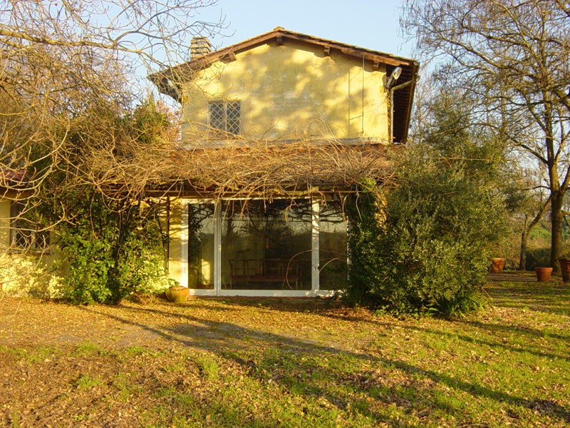 Villa in Vendita a Lucca, zona Est, 640'000€, 550 m²